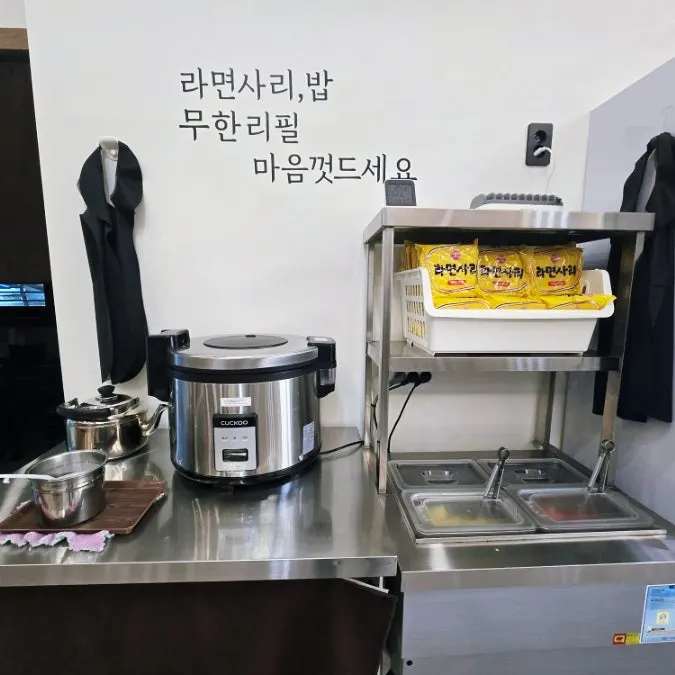 Self-serve bar for rice and ramyeon noodles