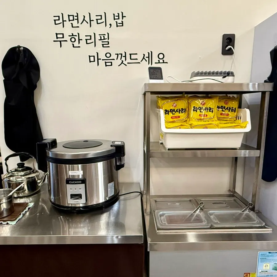 Busy dining hall at Cheongwon Restaurant during lunchtime