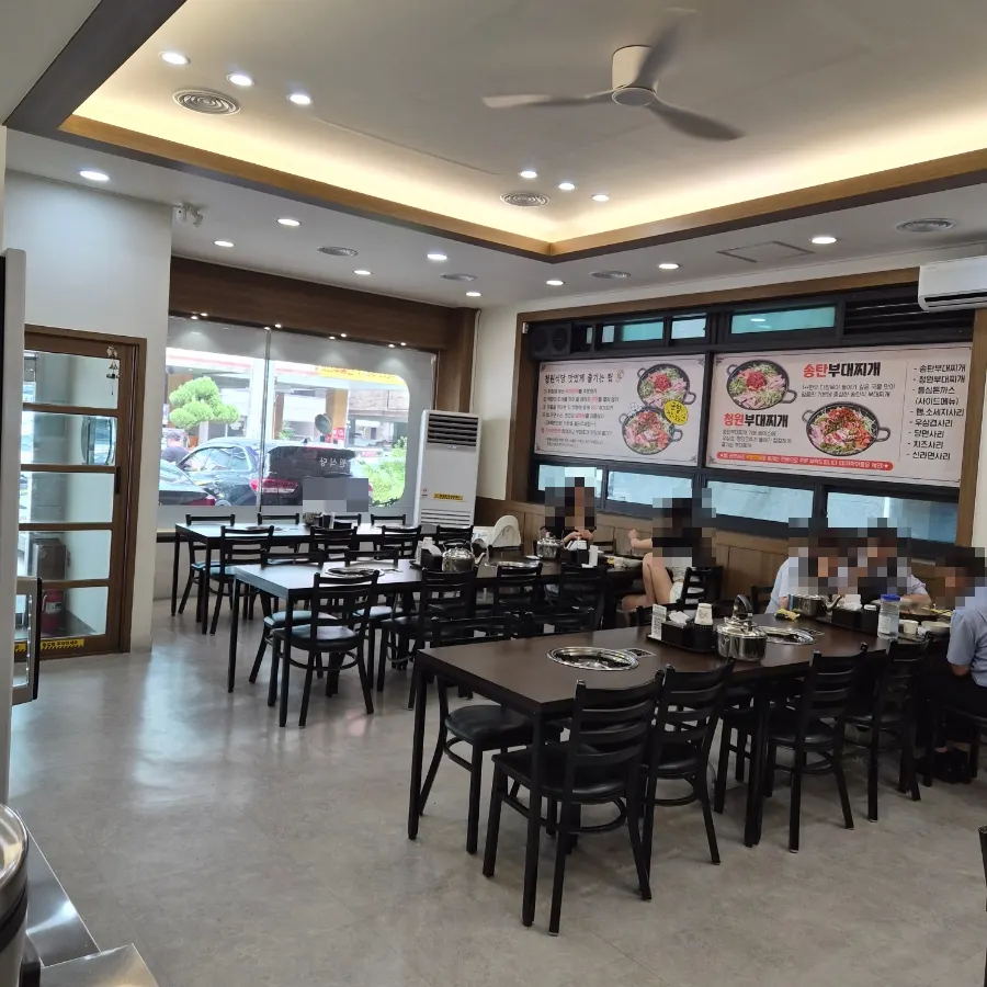 Seats at Cheongwon filled with office worker customers on a weekday lunch