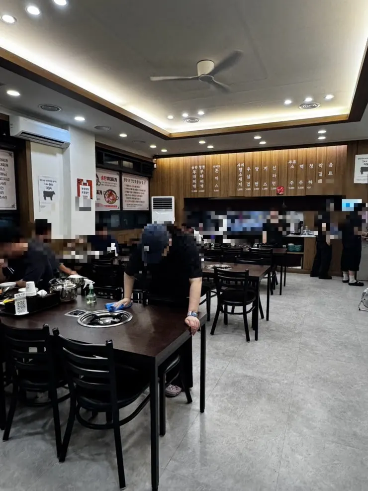 Clean interior of Cheongwon Sikdang Cheonan Dujeong main branch