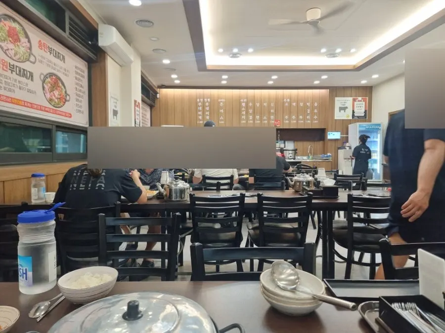 오픈 직후 손님이 들어찬 청원식당 내부