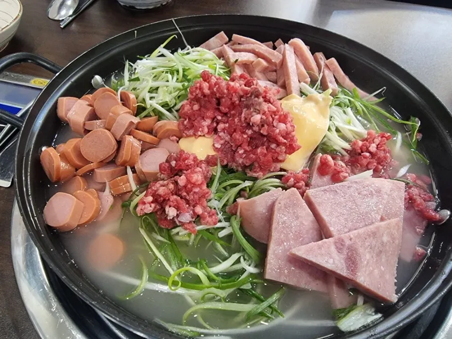 투뿔한우 다짐육이 올라간 송탄부대찌개 3인분