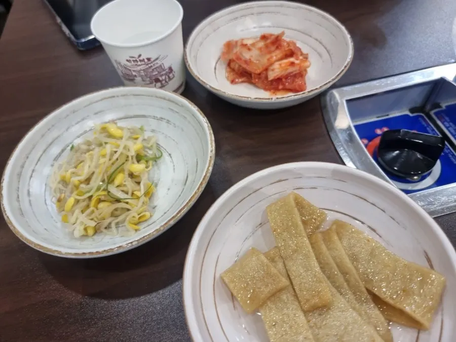 오뎅 콩나물 배추김치로 구성된 기본찬