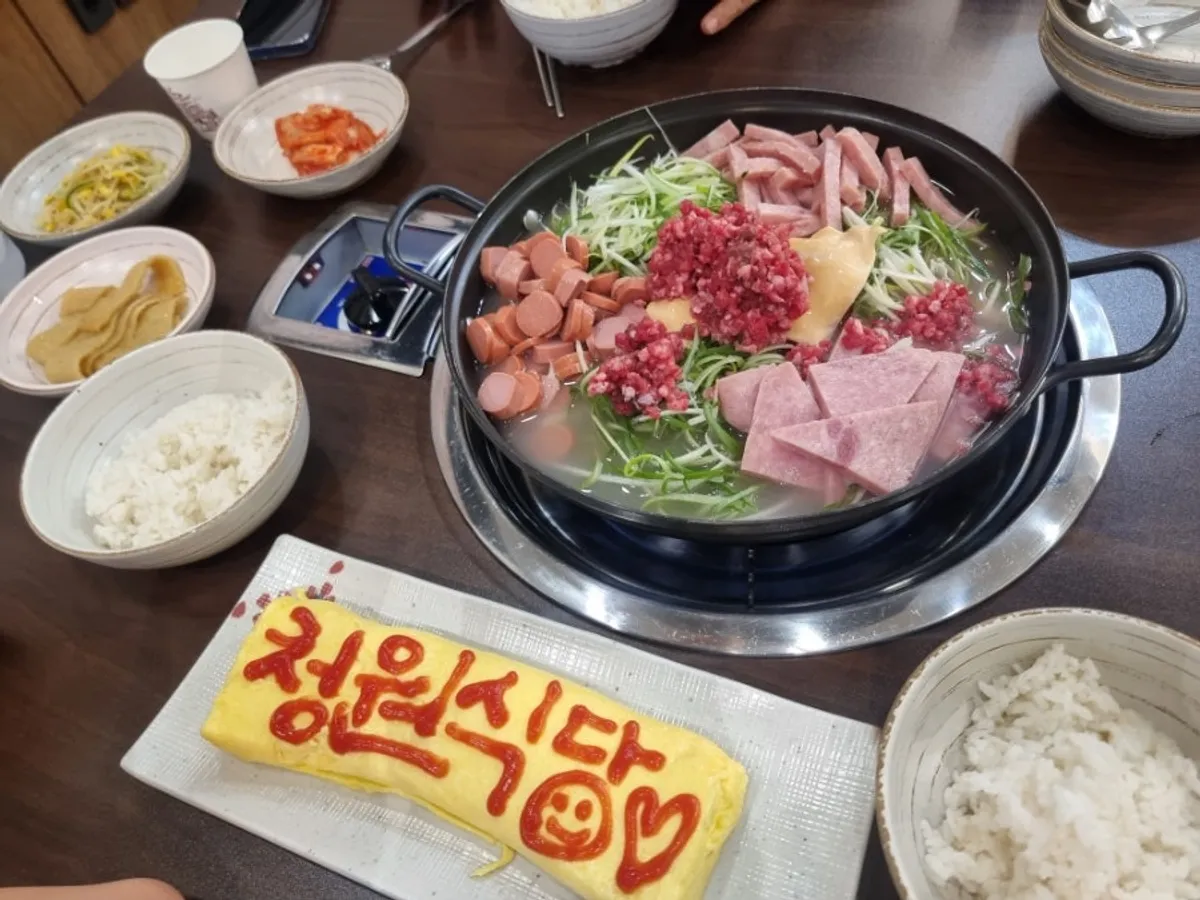 부대찌개와 계란말이가 한상 차려진 점심상