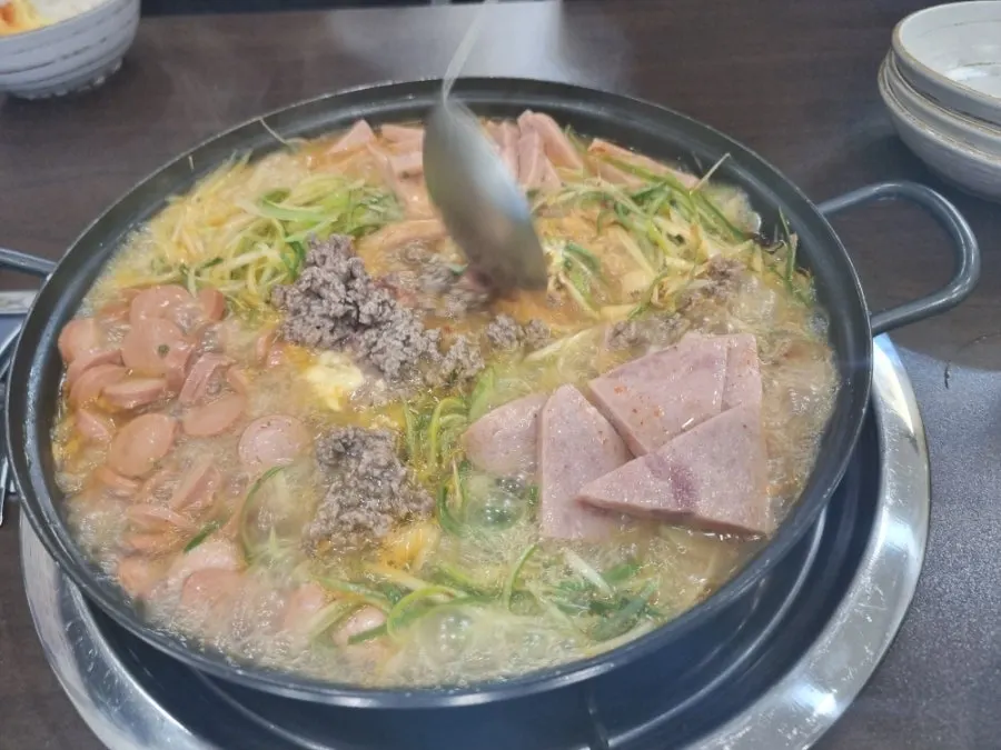 뚜껑 열고 섞어준 뒤 끓고 있는 송탄부대찌개