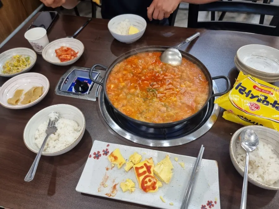 잘라놓은 계란말이와 라면사리 두 봉