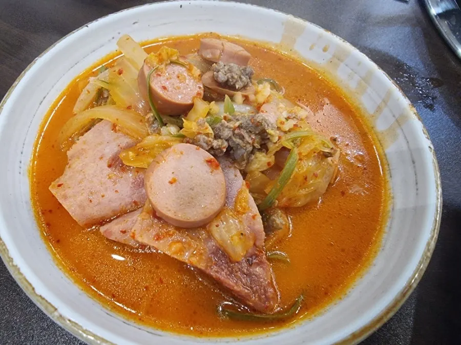 다양한 햄과 소세지가 담긴 부대찌개 냄비