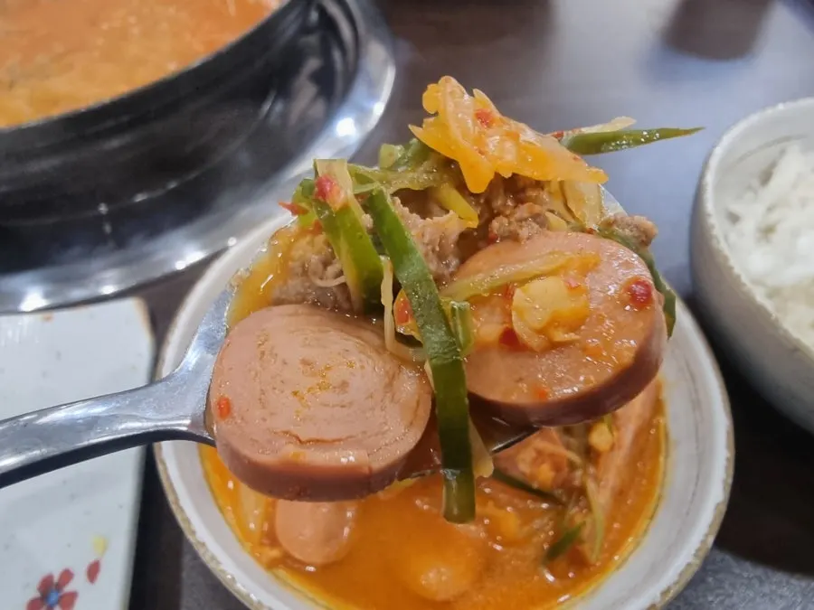 한우 다짐육을 건져 담은 부대찌개 대접