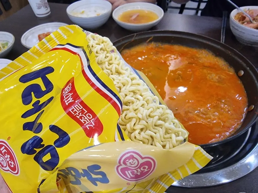 육수 붓고 라면사리 넣은 부대찌개 냄비