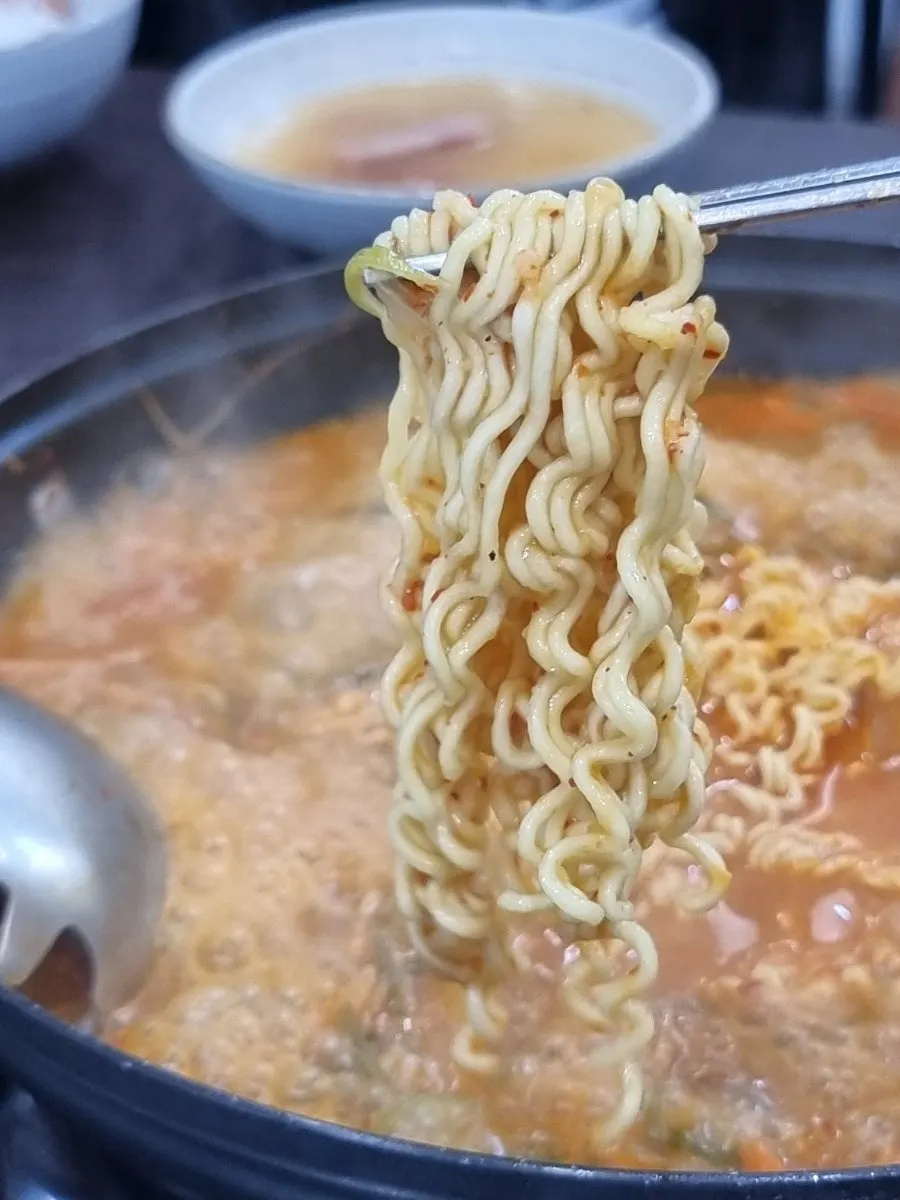 끓어오르는 라면사리 첫 봉