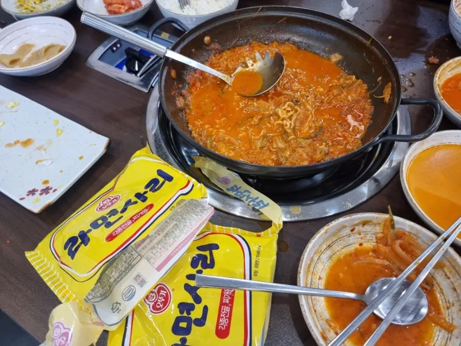 라면 두 봉까지 비운 부대찌개 냄비