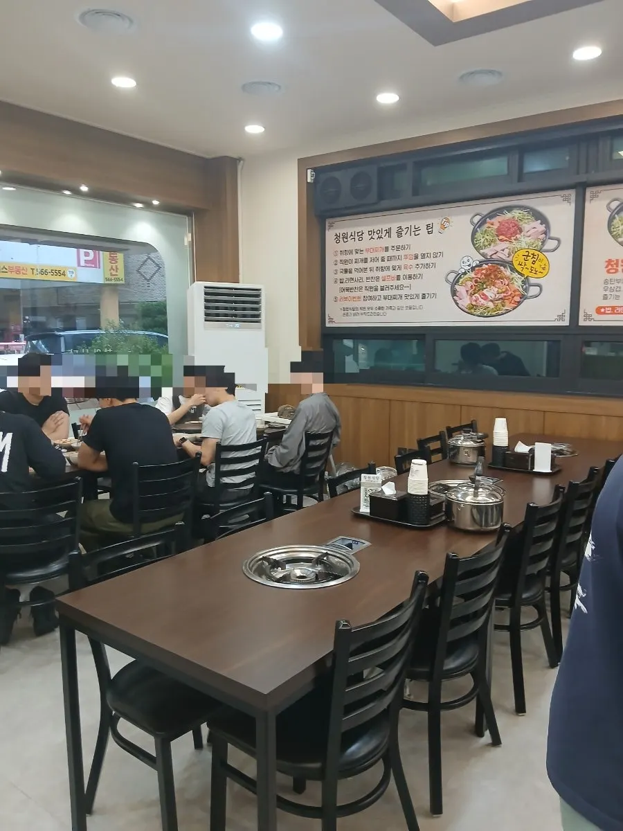 Seating inside the Cheongwon Restaurant Dujeong-dong branch