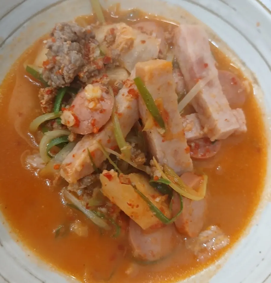 Songtan budae-jjigae topped with domestic minced meat
