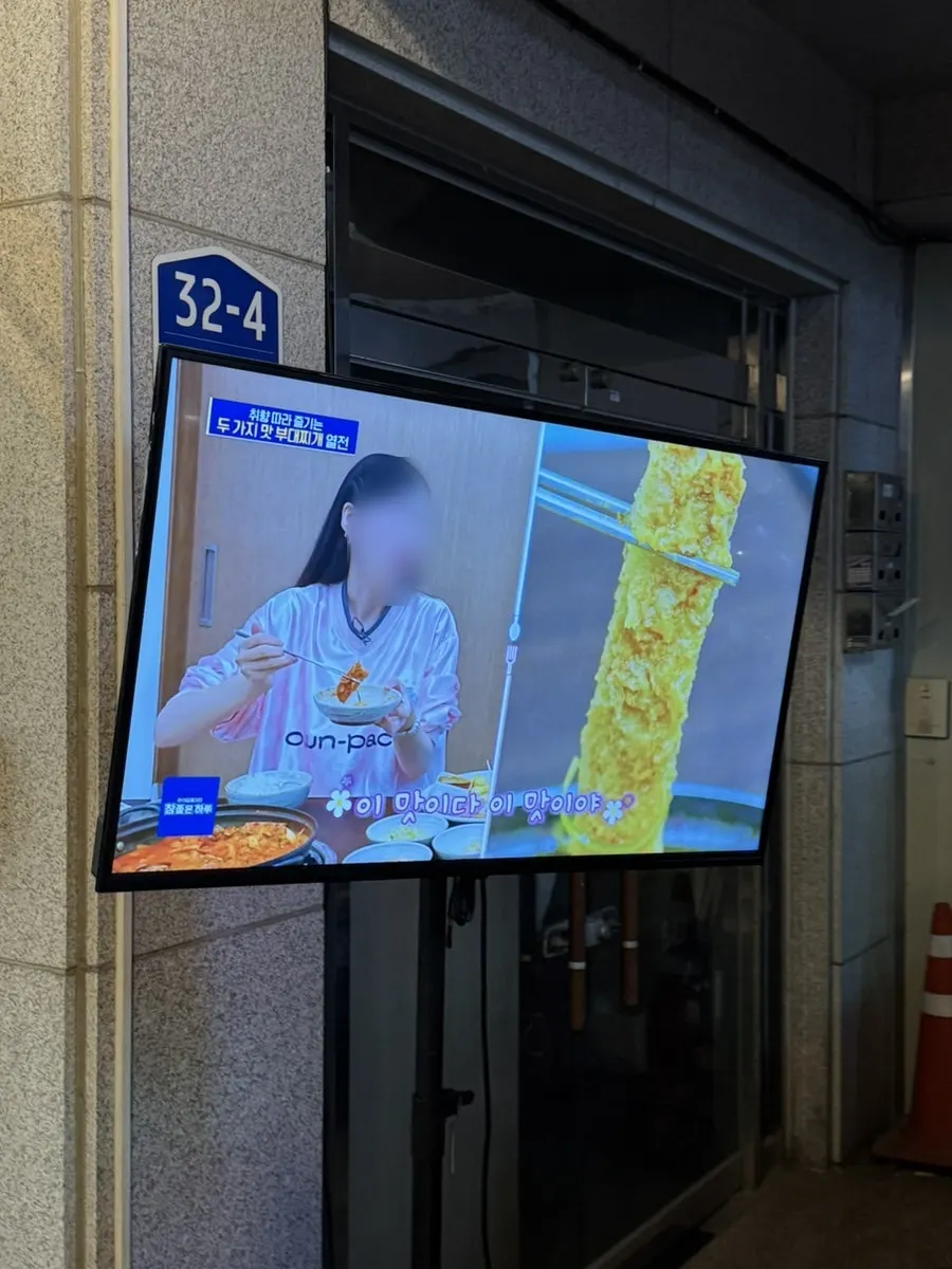 Sign announcing takeout discount and free egg roll promotion