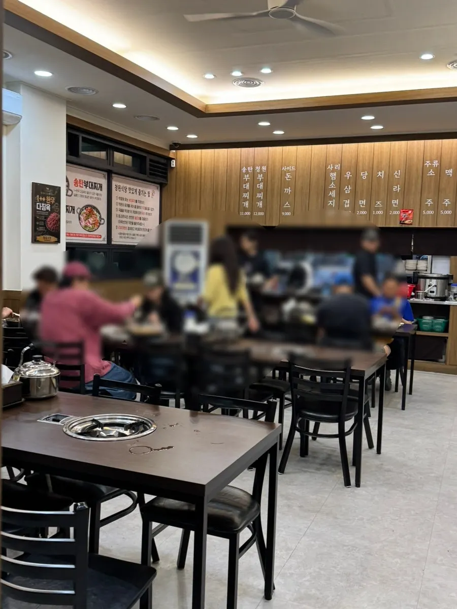 Notice announcing Cheongwon Restaurant's Chuseok business hours