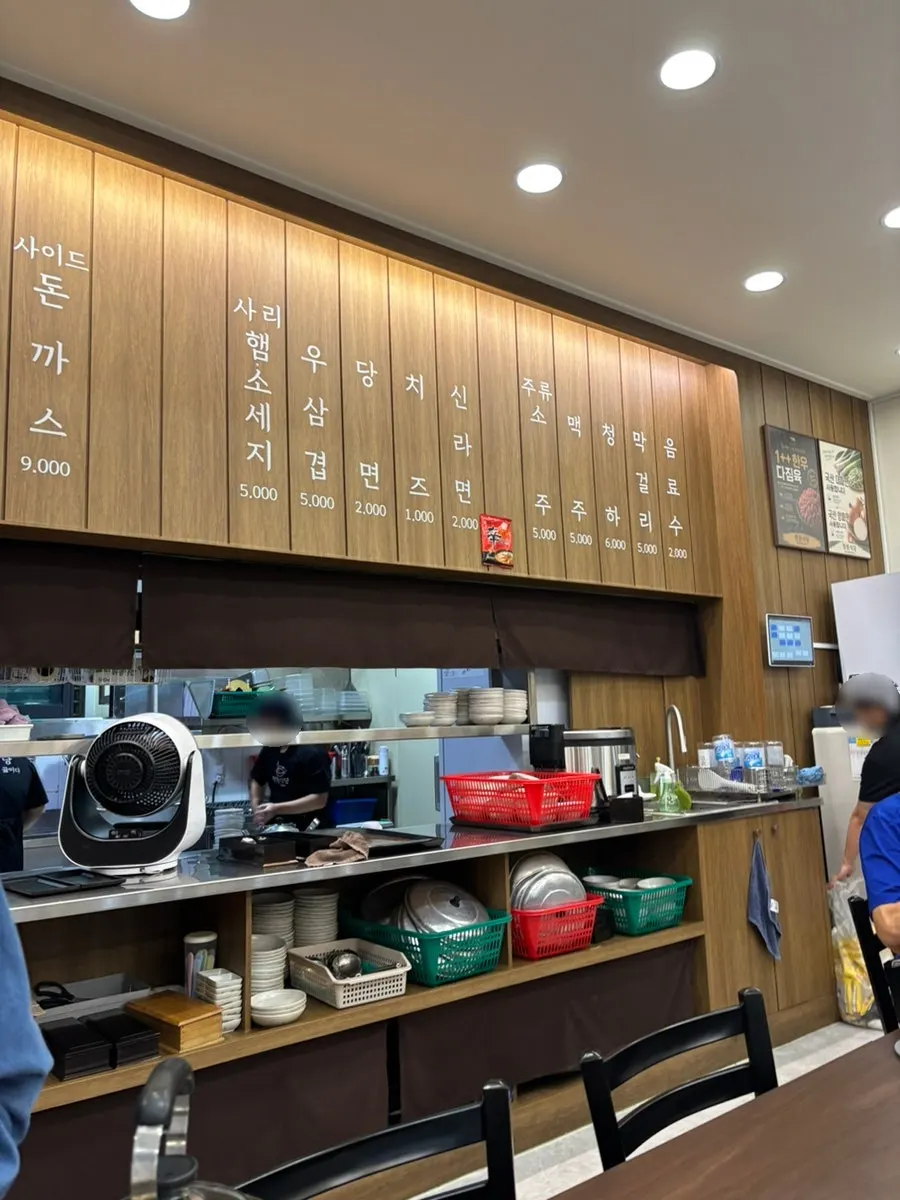 Interior view of Cheongwon Restaurant Cheonan Dujeong Main Branch