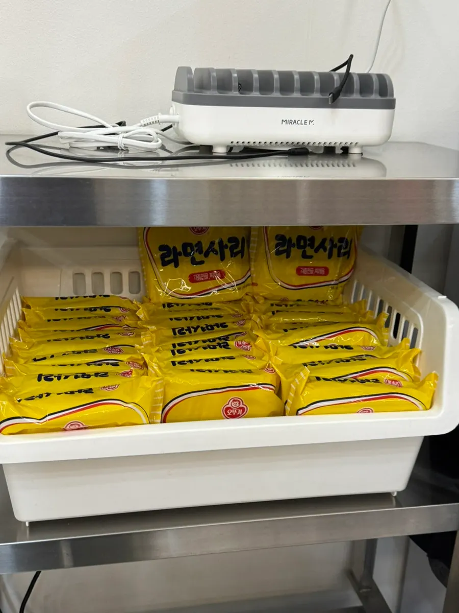Self-serve bar for refilling banchan