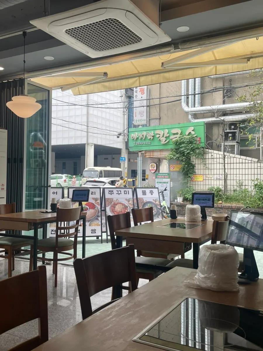 통창 옆 청운보쌈 당산점 좌석