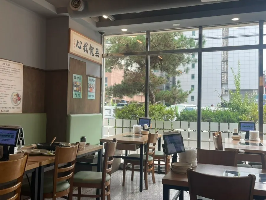 바람 들어오는 통창 쪽 식사 자리