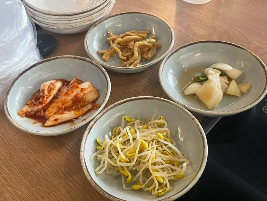 콩나물 양파장아찌 김치 어묵볶음 기본찬