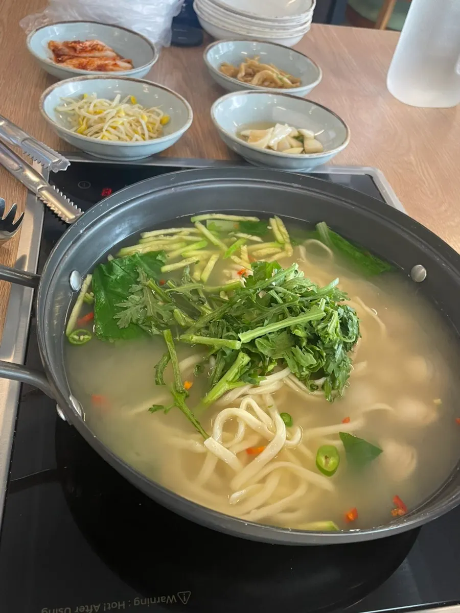 세트로 함께 나온 동죽칼국수