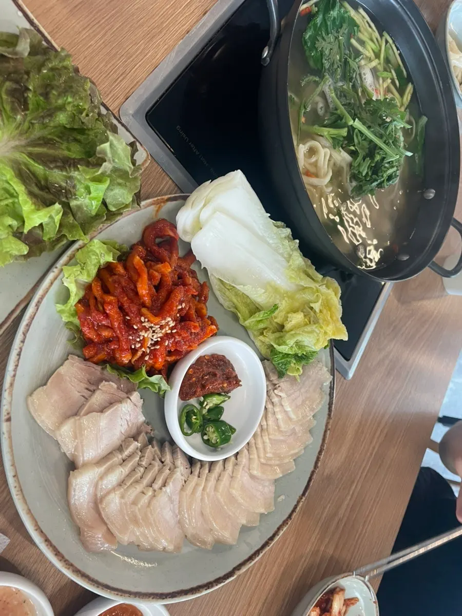 조개와 면이 넉넉한 칼국수 한 그릇