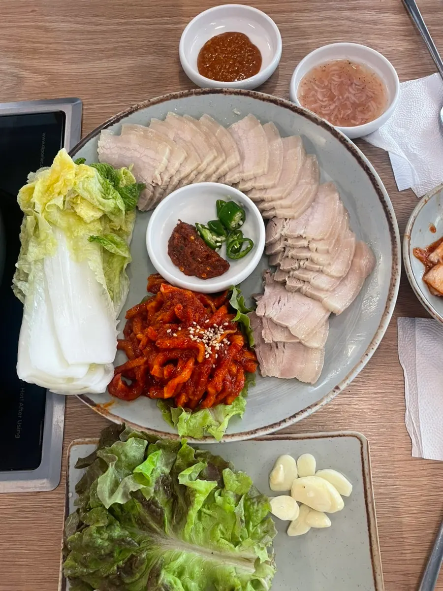 보쌈과 함께 나온 무말랭이와 상추