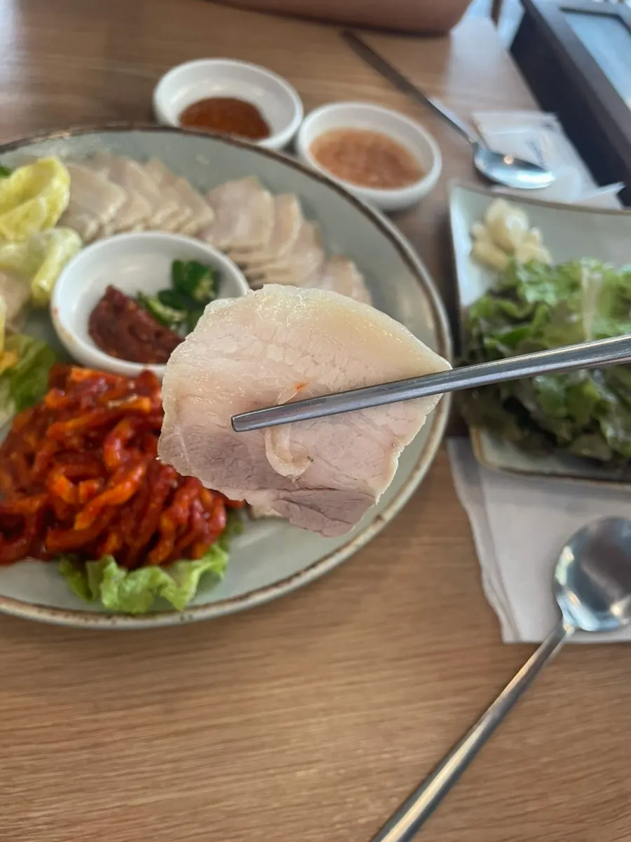 기름기 오른 우겹보쌈 고기 접시