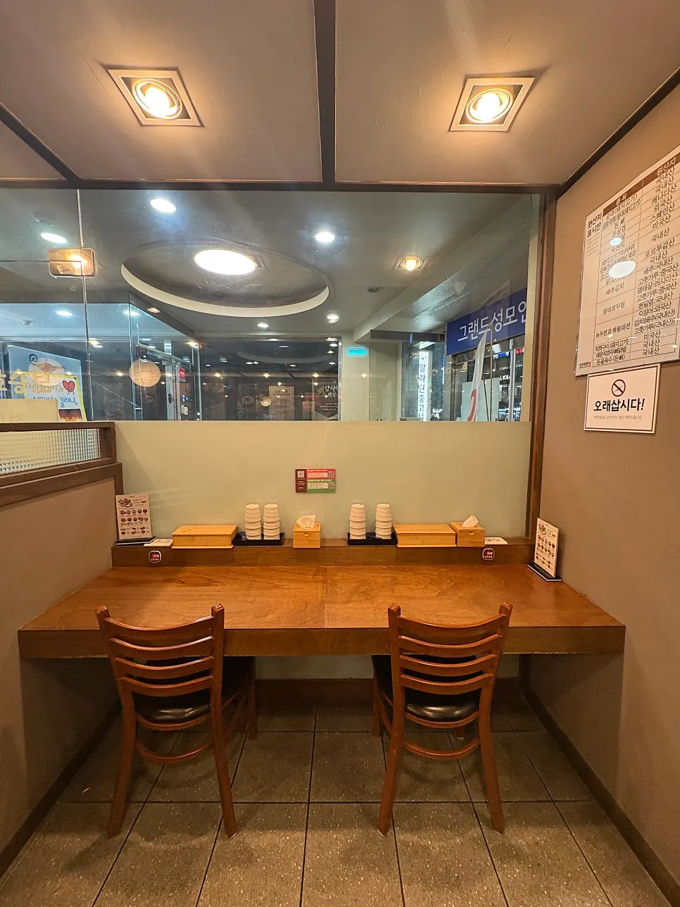 보승회관 천호역점 매장 내부 테이블