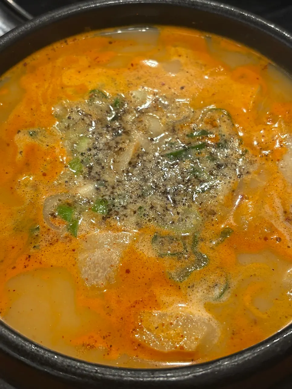 항정수육국밥에 부추 올린 모습