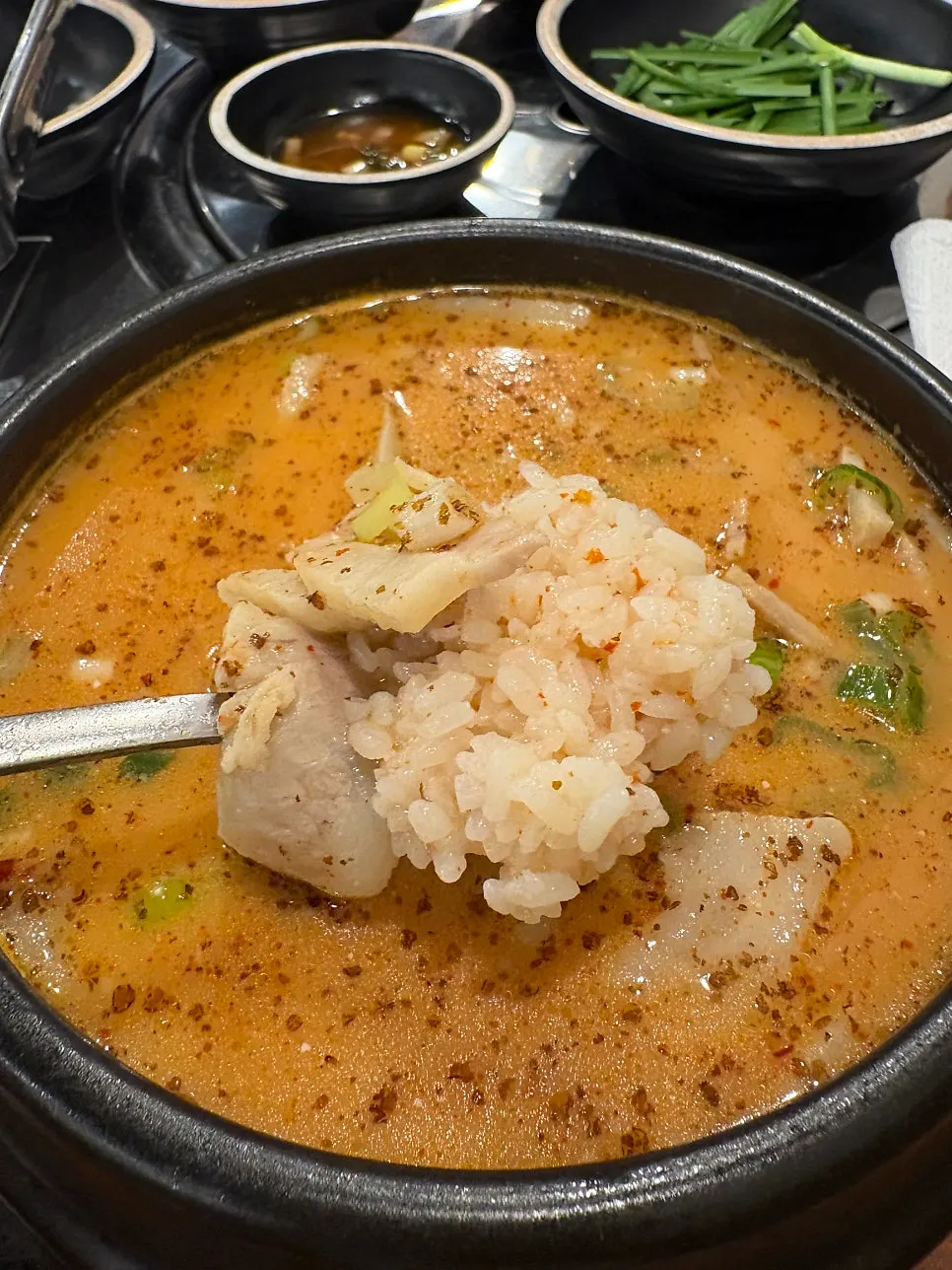 항정수육국밥 고기 한 점 클로즈업