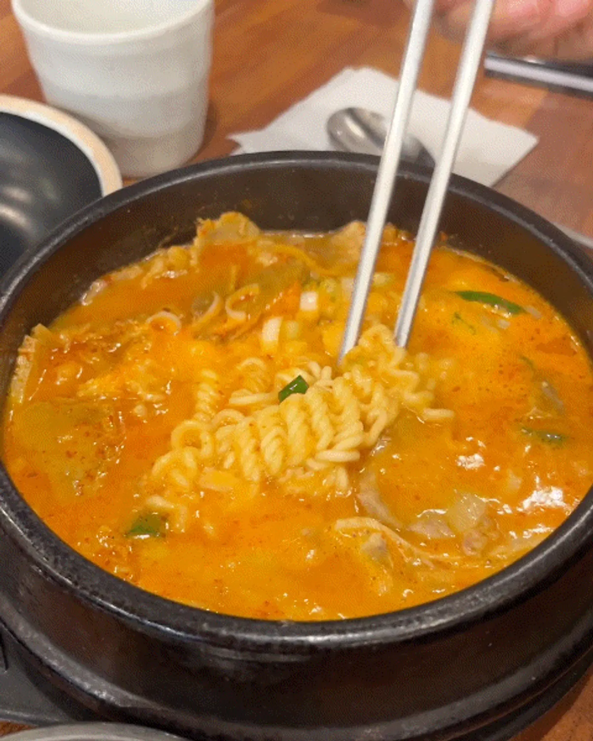 뚝배기에 끓여 나온 해장라면