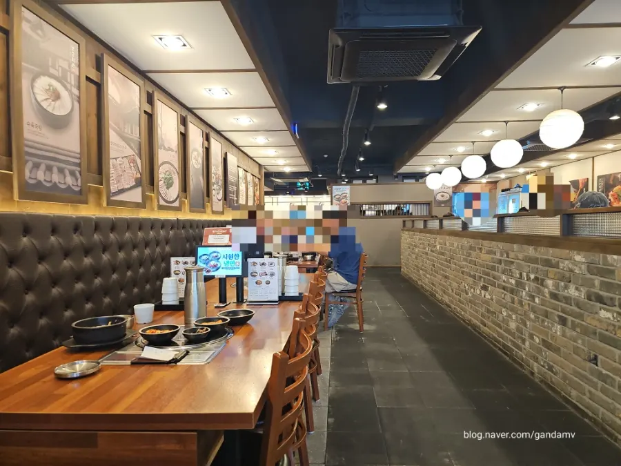 Interior of Boseung Hoegwan Cheonho Station Branch during lunch hour