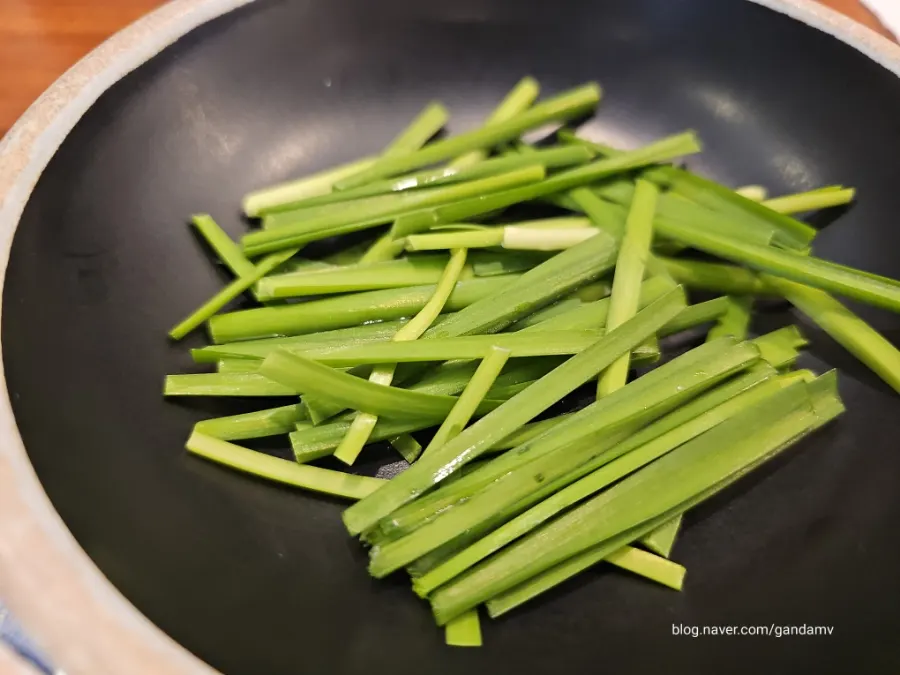 Seasoned chives to mix into the sundae gukbap