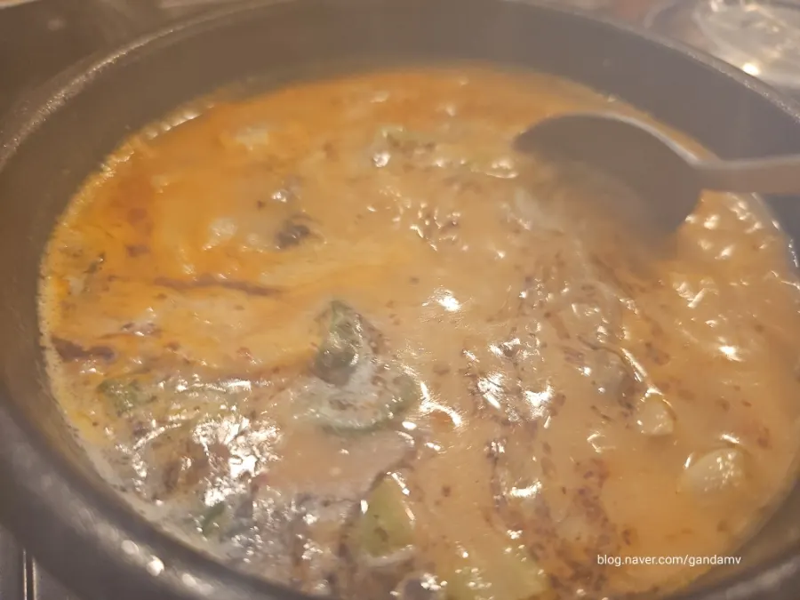 Reddish sundae gukbap broth with chili paste mixed in