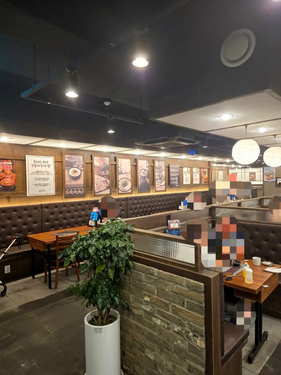 은은한 조명이 더해진 보승회관 천호역점 좌석