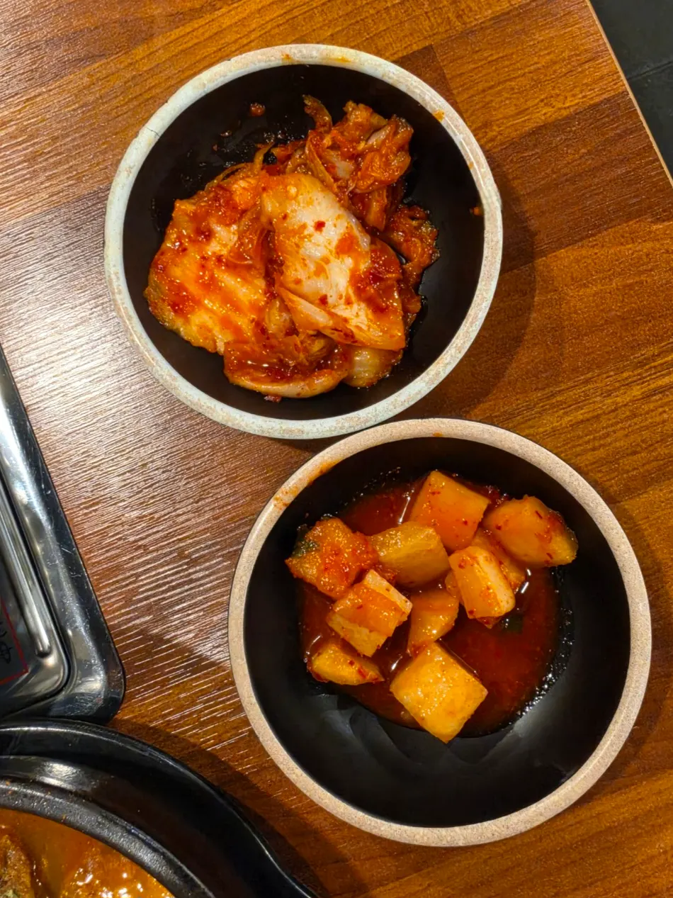깍두기와 김치로 차려진 보승회관 기본찬