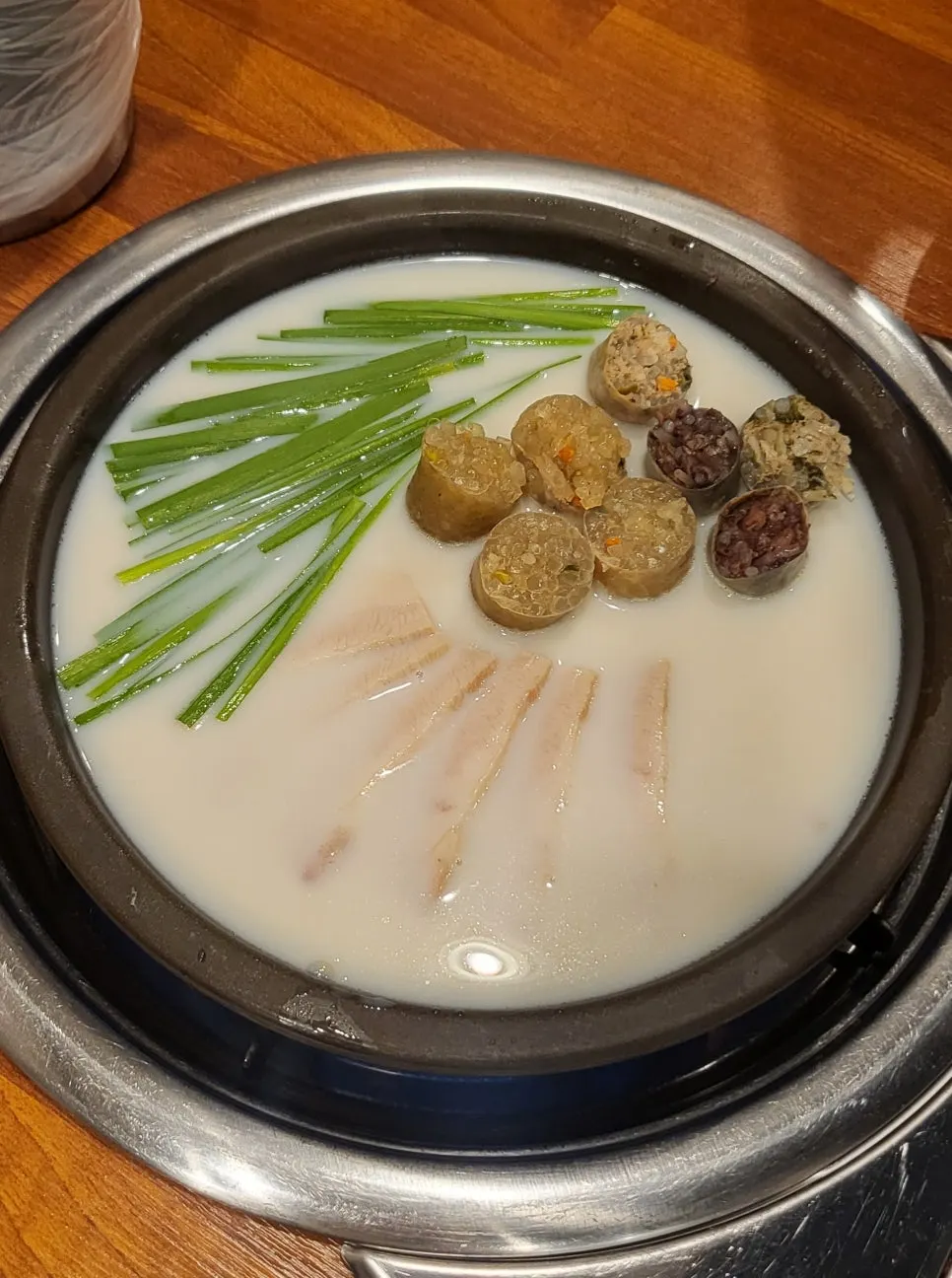 테이블에서 끓여 먹는 순대 항정수육 한 상