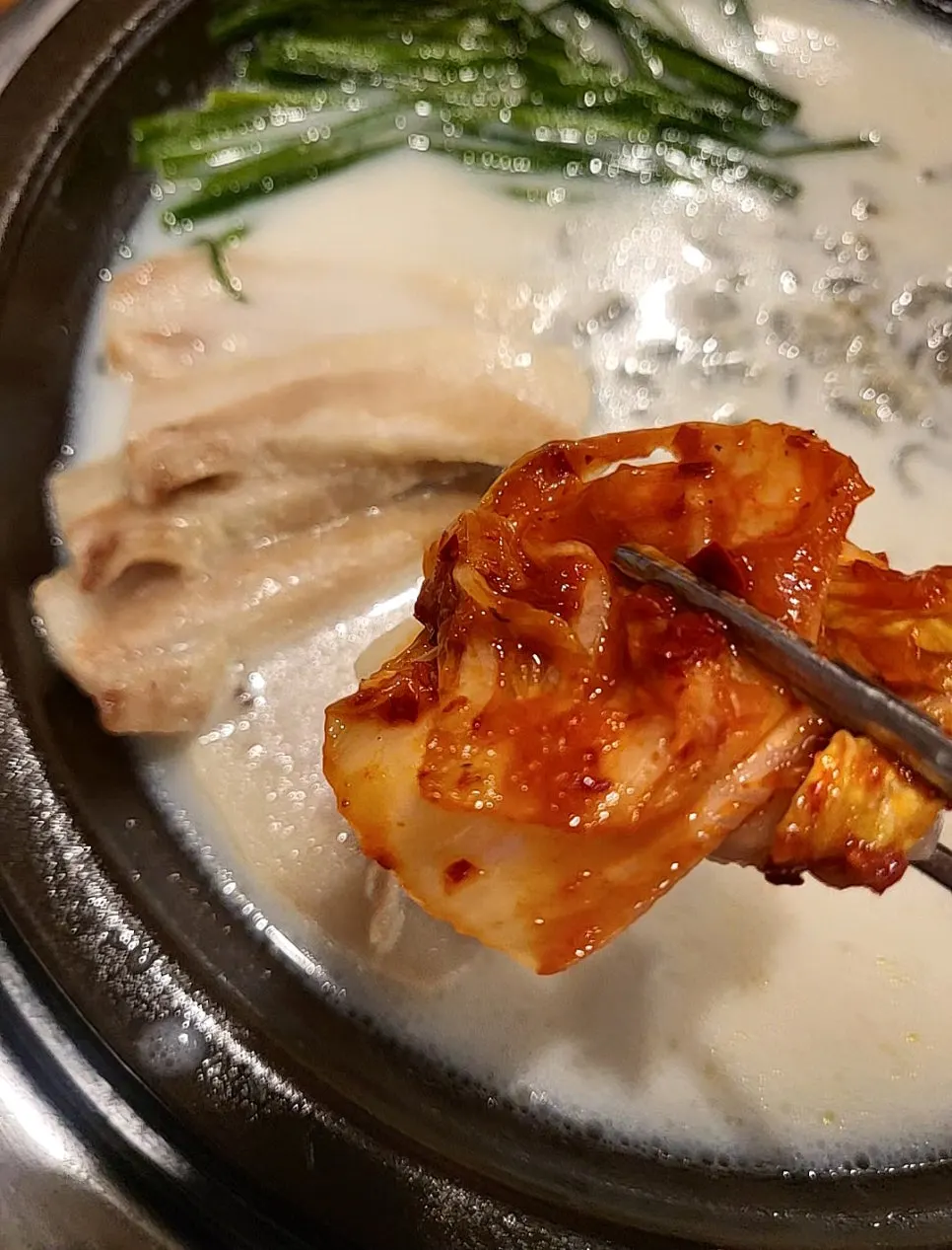 김치를 곁들인 항정수육 한 점