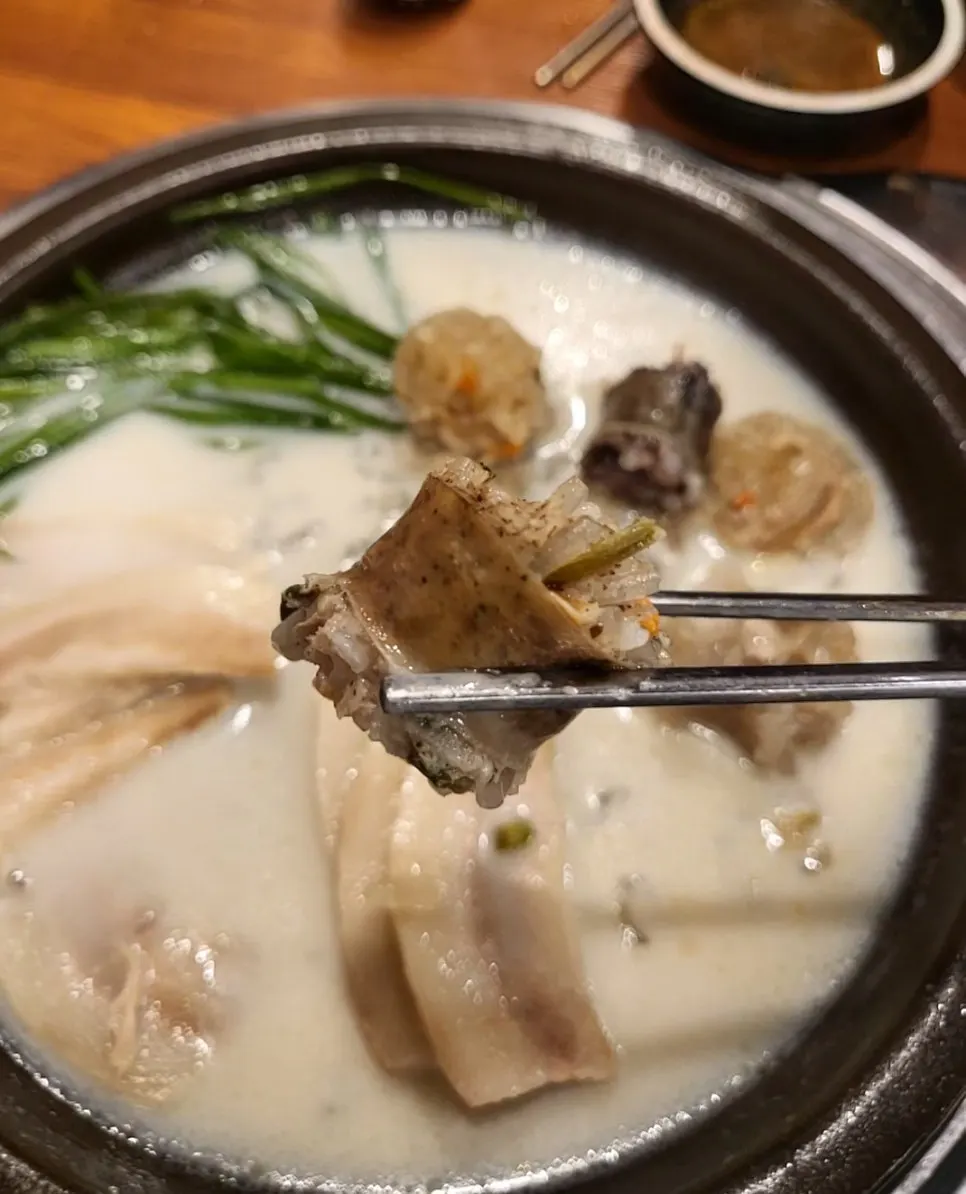 국물에 적셔 먹는 보승회관 순대