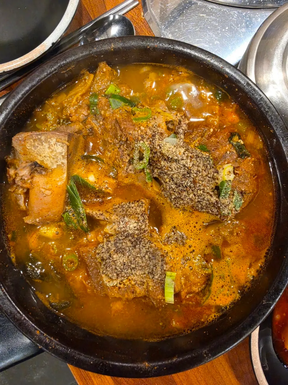 기본맛과 얼큰한 맛으로 주문한 뼈해장국 두 그릇