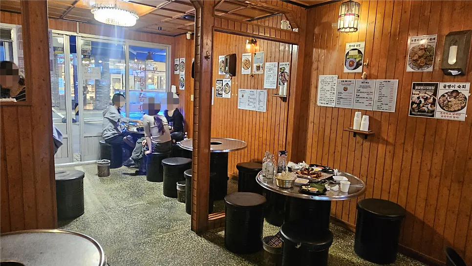 우드톤 벽면과 스테인리스 테이블