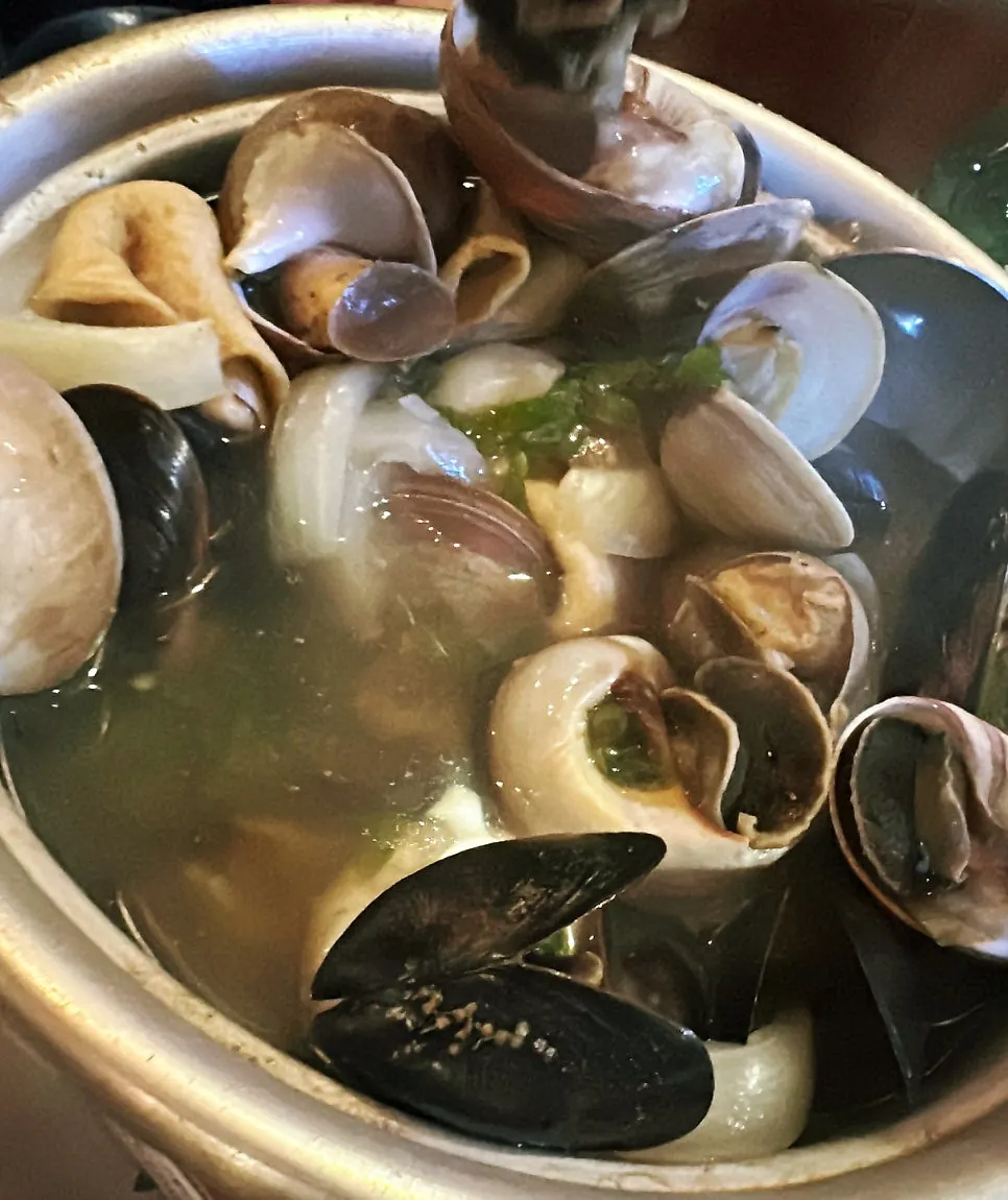 Spicy and clean whelk hotpot broth