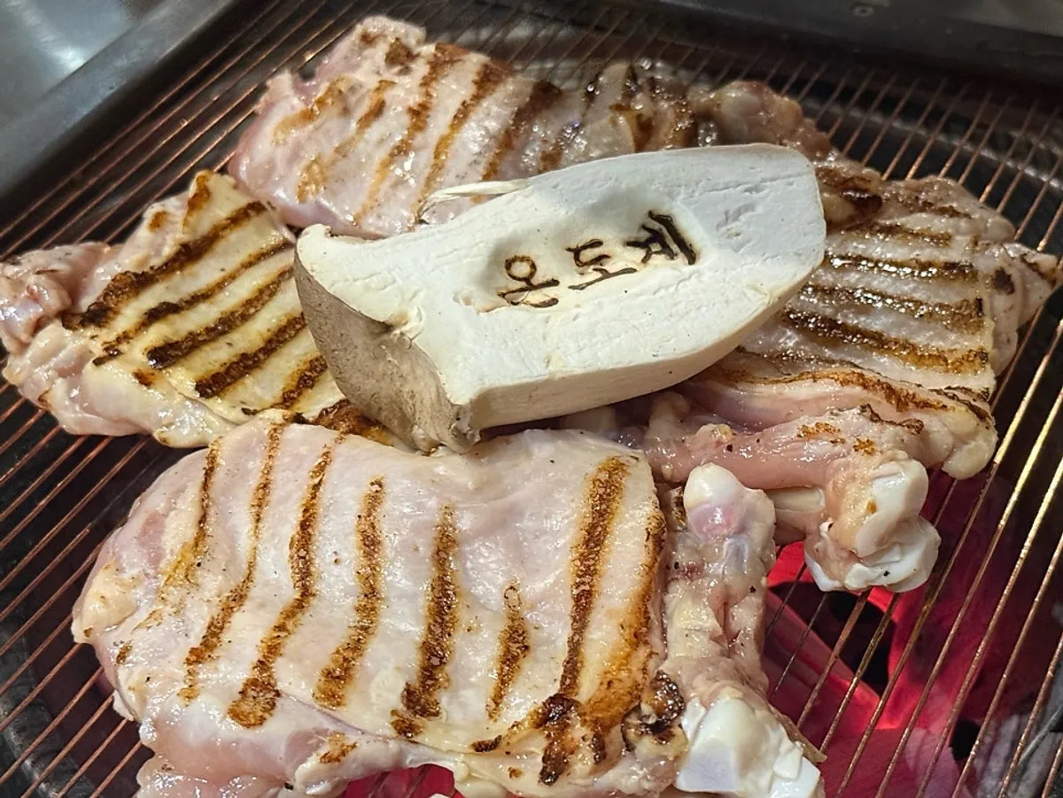 Table spread of charcoal chicken galbi at Ondogye in Cheonho