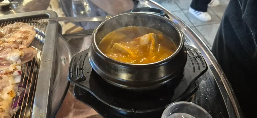 Boneless salt-grilled chicken thigh served as a dish