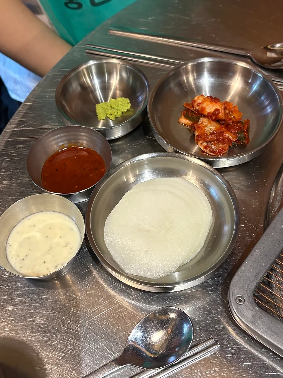Side dishes including white sauce, red sauce, and wasabi