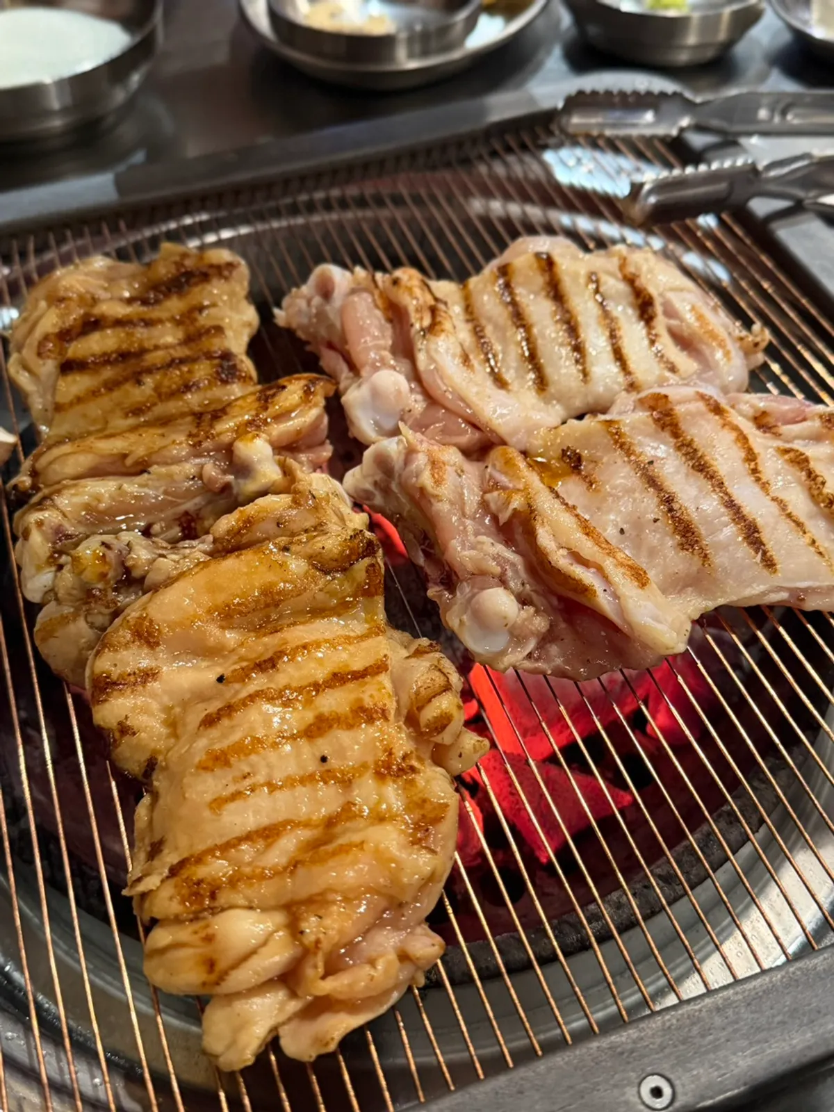 숯불에 노릇하게 구워진 마늘소금 닭갈비