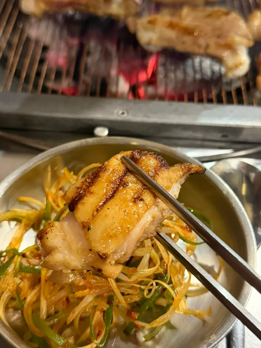 간장양념 닭갈비가 구워지는 숯불 불판