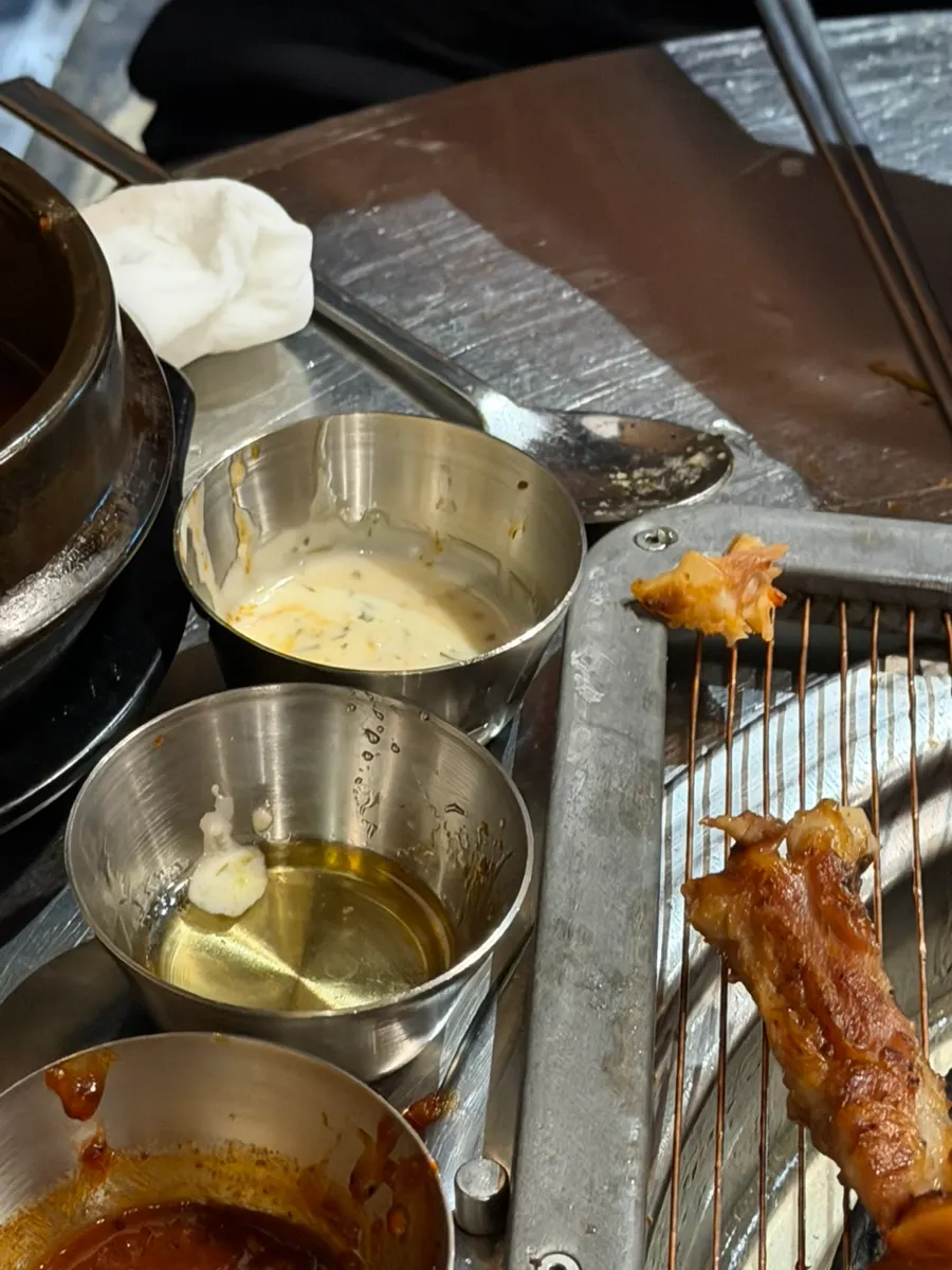 쌈무와 와사비를 곁들인 닭갈비 한 점