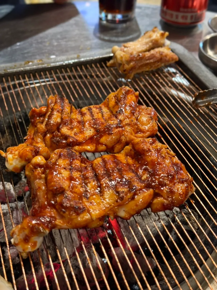 하얀소스에 찍은 매운양념 닭갈비